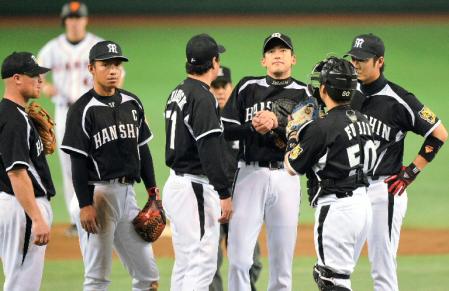 ２回、ピンチを迎えマウンドに集まる能見（右から３人目）ら阪神ナイン（撮影・村中拓久）