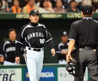 　７回、坂の右翼ポール際の打球をめぐり、球審に詰め寄る和田監督（中央）。ビデオ判定でファウルに（撮影・吉澤敬太）