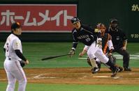 　９回、左前打を放つ新井。投手・西村（撮影・金田祐二）