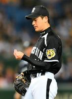 　投球中、左手のつめを気にする能見（撮影・吉澤敬太）