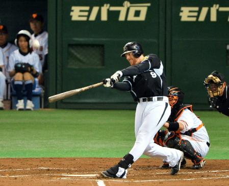 ３回、左越えに２ランを放つマートン（撮影・村中拓久）