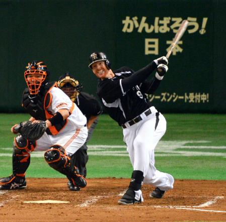５回、タイムリー二塁打を放つマートン（撮影・金田祐二）