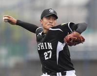 　完投し勝利投手となった秋山