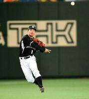 　８回、脇谷の遊撃ゴロを捕球し、一塁へジャンピングスローする鳥谷（撮影・吉澤敬太）