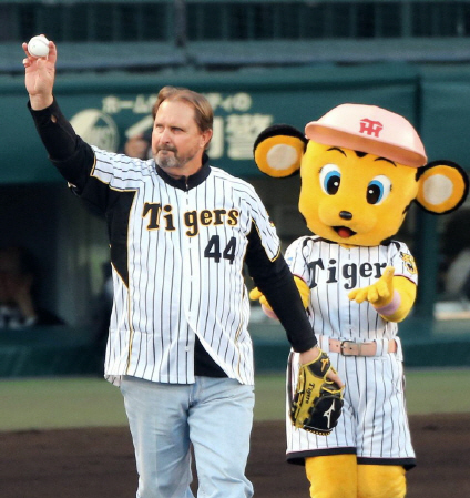 始球式に登板したバース氏はスタンドに手を振り聖地のマウンドへ向かう＝甲子園（撮影・飯室逸平）