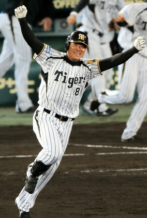 　１２回、サヨナラ満塁弾で試合を決めた福留は歓喜の万歳！（撮影・飯室逸平）