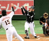 １回、中前へタイムリー安打を放つ福留（撮影・金田祐二）