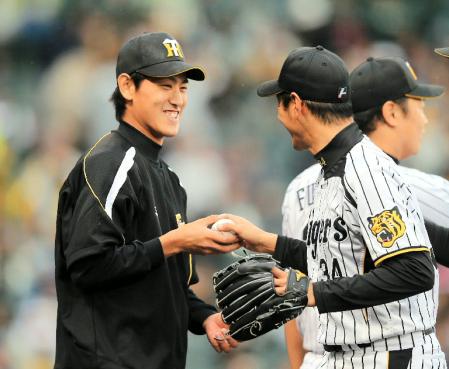 小嶋（左）はウイニングボールを久保から受け取り笑顔をみせる（撮影・山口　登）