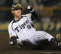 　７回、マートンは中越えタイムリー三塁打を放つ（撮影・棚橋慶太）