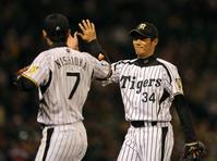 　９回表をピシャリと抑え久保は西岡とハイタッチ