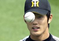 　練習中、目の前にボールを上げる藤浪。２つ目の白星をいただくぞ！（撮影・飯室逸平）