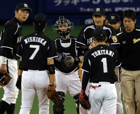 １回裏、マウンドに集まる藤井彰（左から３人目）ら阪神ナイン＝ナゴヤドーム（撮影・山口　登）