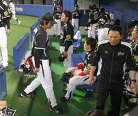 　５回、８失点と大乱調に終わり、肩を落としてベンチへ引き揚げる久保田（左）＝撮影・飯室逸平