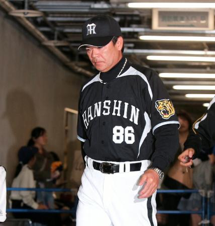 厳しい表情で球場を後にする和田監督（撮影・飯室逸平）