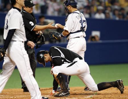 　９回、二走・田上は関本の安打で一気に本塁を狙うがアウトになる（撮影・田中太一）