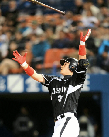 ４回阪神、今季１号となる２ランを放つ新井良（撮影・飯室逸平）