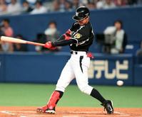 　１回、空振り三振に倒れる鳥谷