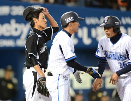 　１回、あっさり先制を許し肩を落とす小嶋（左）＝撮影・園田高夫