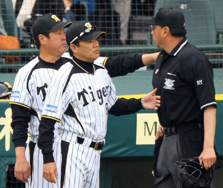 バリントンの投球に対して橘高球審の胸を押し抗議する和田監督（撮影・棚橋慶太）