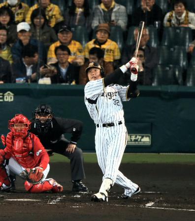 ２回裏阪神１死一塁、阪神・新井良太は右中間に先制２ランを放つ＝甲子園（撮影・山口　登）