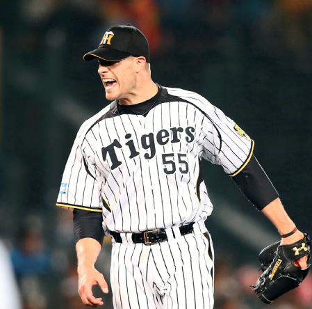 ６回、広島・堂林翔太のタイムリーを許し、マウンドで声を出し、気合いを入れ直す阪神・スタンリッジ＝甲子園（撮影・田中太一）