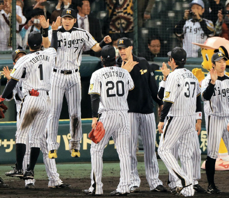 広島に快勝し阪神・西岡らナインは勝利のハイタッチ＝甲子園（撮影・山口　登）