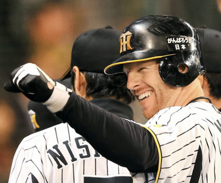 ５回阪神、３ランを放ったマートンはスタンドの声援に満面の笑みでガッツポーズ！＝甲子園（撮影・田中太一）