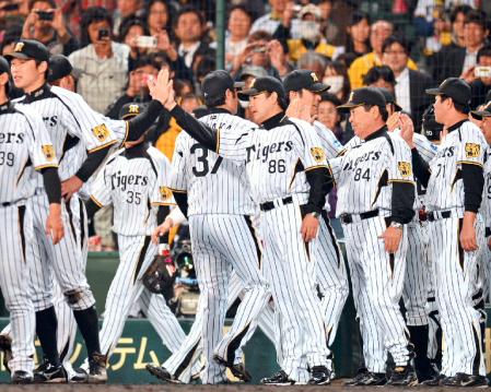 広島に快勝しナインを出迎える和田監督（中央）＝撮影・保田叔久