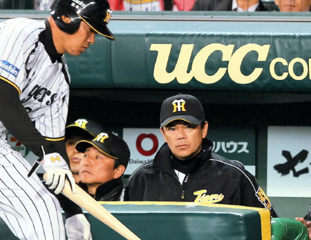 厳しい表情で戦況をみつめる阪神・和田監督＝甲子園（撮影・飯室逸平）