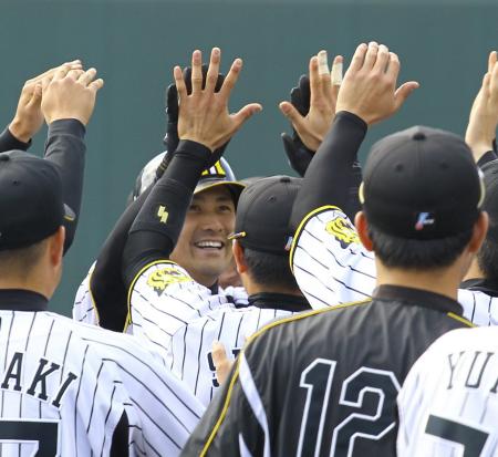 　サヨナラ本塁打を放ちナインとハイタッチをする野原（撮影・棚橋慶太）　