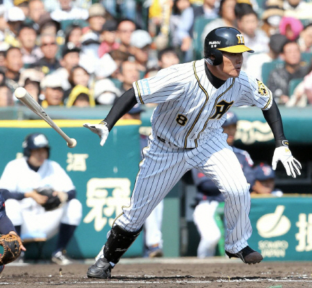 １回、中前へ勝ち越しタイムリーを放つ阪神・福留孝介＝甲子園（撮影・田中太一）