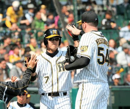 １回、先制の本塁を踏んだ西岡はメッセンジャーとハイタッチを交わす（撮影・田中太一）