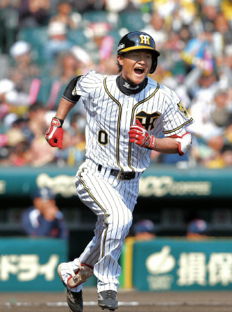 ２回、左前へタイムリーを放ち雄叫びをあげながら一塁へ走る大和（撮影・田中太一）