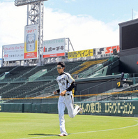　青空が広がる中、走り込む藤浪（撮影・棚橋慶太）