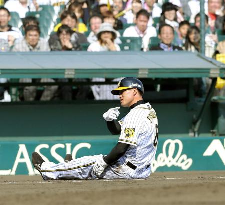 　２回、西岡の強烈な打球をよけて座り込む三走・福留（撮影・田中太一）　