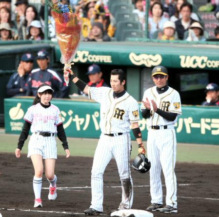 ６回阪神無死、阪神・西岡　剛は日米通算１０００本安打となる三塁打を放ち花束を受け取りファンの声援に応える＝甲子園（撮影・山口　登）