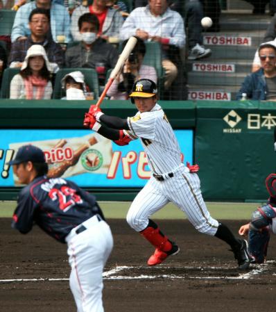 １回阪神１死二塁、阪神・鳥谷　敬は中前打を放つ＝甲子園（撮影・山口　登）