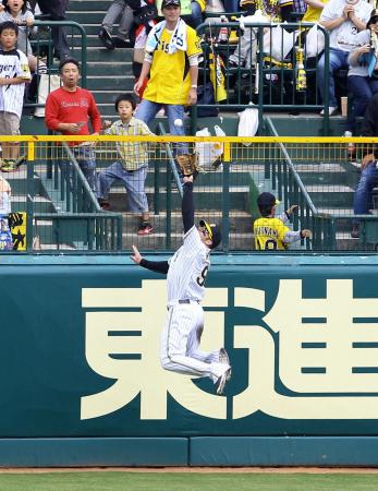 　３回、田中の飛球を好捕するマートン（撮影・棚橋慶太）