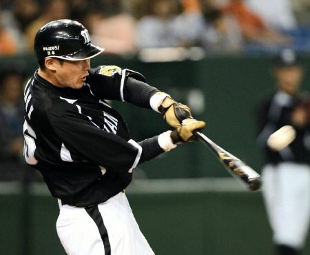 ５回阪神、新井貴浩が勝ち越しの左越えソロを放つ＝東京ドーム（撮影・園田高夫）