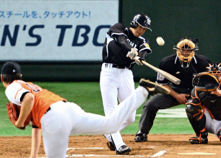 ６回阪神、能見は右越えにソロを放つ（撮影・吉澤敬太）