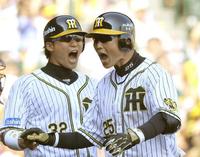 　７回、同点３ランを放った新井（右）は弟の新井良に迎えられ２人そろって雄叫びを上げる（撮影・田中太一）