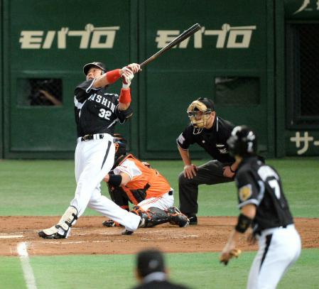 　３回、新井良は右犠飛を放つ（撮影・西岡　正）