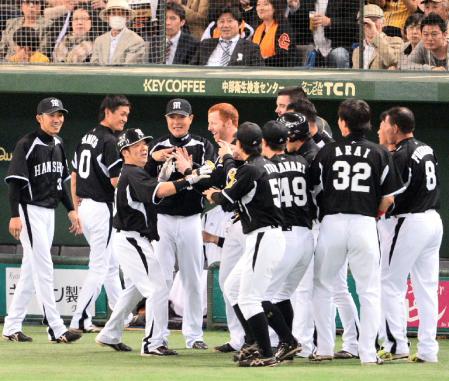 ３回、左越えに先制ソロを放った藤井彰（左から３人目）は、ナインの手荒い祝福を受ける（撮影・吉澤敬太）