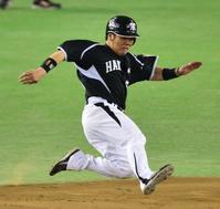 　４回、２年ぶりの盗塁を決める一走・藤井彰（撮影・吉澤敬太）