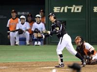 　５回、新井は左中間に勝ち越しソロを放つ。捕手・阿部（撮影・西岡　正）