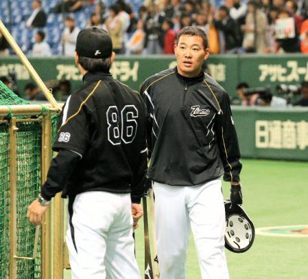 登録を抹消された福留（右）＝東京ドーム（撮影・棚橋慶太）