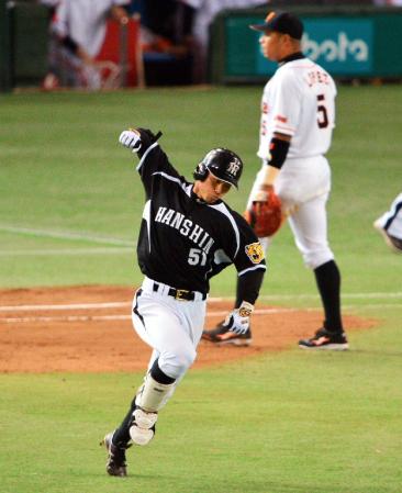 ８回阪神２死一塁、伊藤隼太は、巨人・沢村拓一から右越えにバースデー２ランを放ち、ガッツポーズを見せる＝東京ドーム（撮影・吉澤敬太）