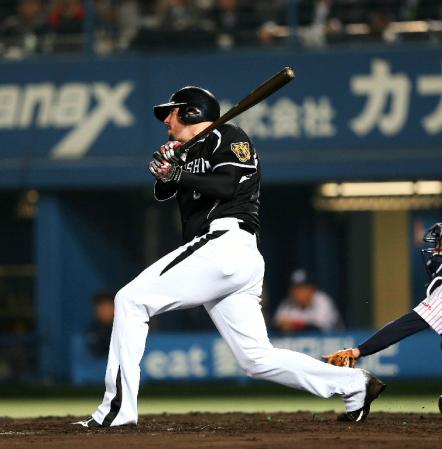 ５回、中越えへ先制３点タイムリーを放つメッセンジャー（撮影・田中太一）