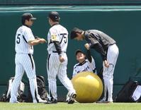 　藤原先輩に“最敬礼”で謝る藤浪（撮影・飯室逸平）