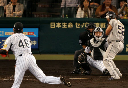 ５回、鶴直人はオリックス・バルディリスの頭部にぶつけてしまい、危険球退場となる（撮影・飯室逸平）